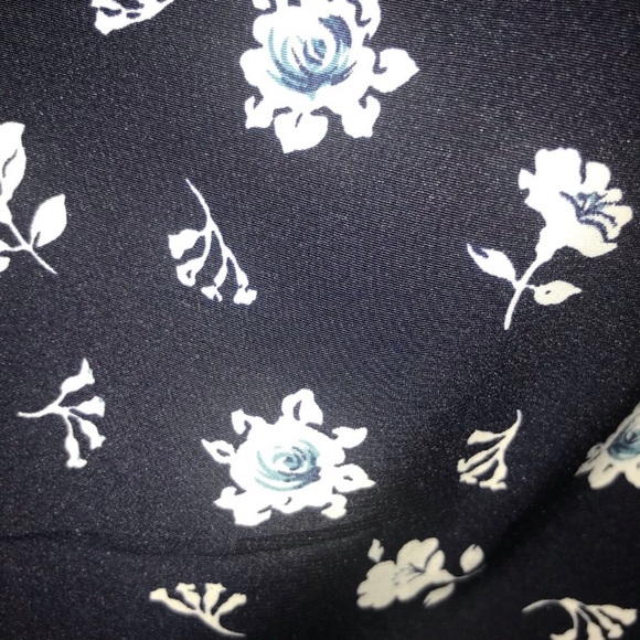 Floral dress with buttons and Peter Pan collar - Picture 3 of 3